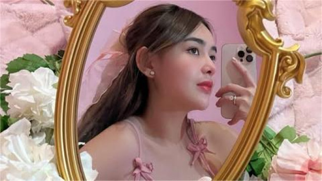 Amanda Manopo berpose di cermin. (ig @amandamanopo)